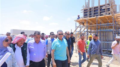 صور.. وزير النقل يتابع أعمال تنفيذ 2 كوبري أعلى السكة الحديد بـ مطروح بتكلفة 110 مليون جنيه