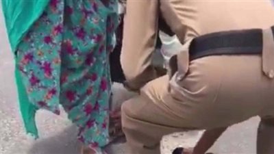 رجولة وأخلاق.. رجل أمن يهدي حذاءه لـ مسنة