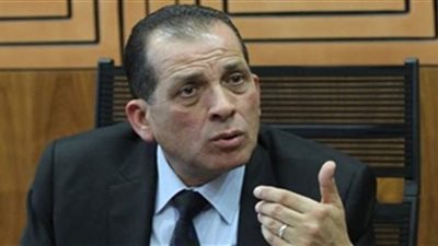 رئيس القابضة لـ المطارات يجرى جولة تفقدية داخل صالات مطار القاهرة