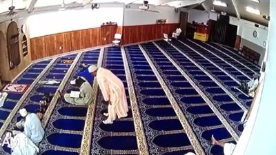 فيديو.. رجل مختل عقلياً يهاجم المصلين داخل مسجد 