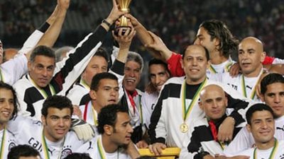 صورة لا تنسي.. المعلم حسن شحاتة يرفع لقب كأس أمم أفريقيا 2006
