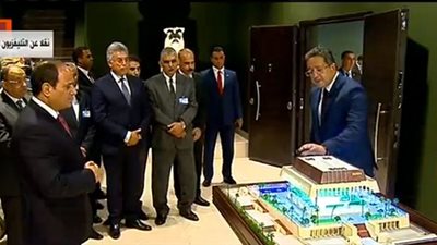 خلال افتتاح متحف سوهاج القومي.. السيسى يستمع لفيلم تسجيلي بعنوان 