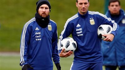 مدرب الأرجنتين يستطلع رأي ليونيل ميسي 