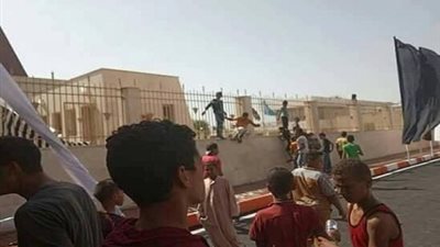 صور.. الاطفال تتعلق في سور متحف سوهاج القومي بعد افتتاحه والشوارع تركض بها الدواب 