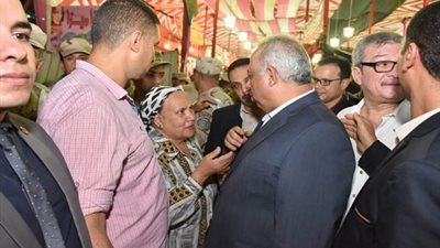 صور.. لفتة انسانية.. محافظ الشرقية يُهدي ملابس المدارس لأبناء إحدى السيدات الغير قادرات