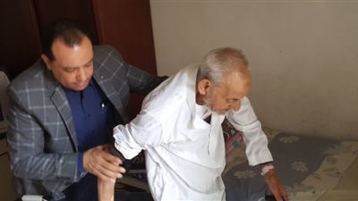 متحدث المترو ينقل مسنًا إلى دار رعاية