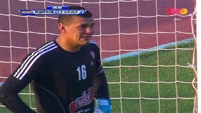 صورة لا تنسي..عبد الواحد السيد ينهمر من البكاء أثناء مباراة الزمالك و اتحاد الشرطة