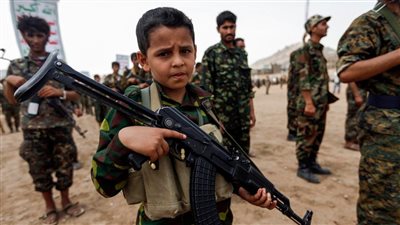 اغتيال براءة الأطفال .. مليشيات الحوثي تستغل الأطفال أحياءاً وتستفيد منهم أمواتاً