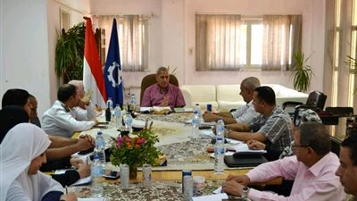 محافظ السويس: تكثيف التواجد المروري وإغلاق الفتحات العشوائية على طريق 