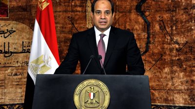 الرئيس السيسي يصدر قرارًا بمد خدمة الفريق مهاب مميش