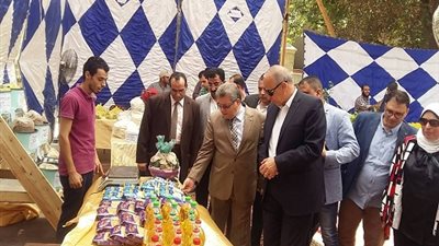 صور.. إقبال كبير علي معرض منتجات جامعة بنها 