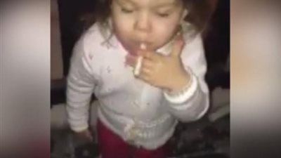 فيديو.. أم تشجع طفلة وتجبرها على تدخين 