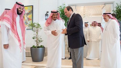 العاهل السعودي يقيم مأدبة غداء بـ مناسبة زيارة السيسي