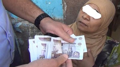 القبض على موظفة  لتلقيها رشوة مقابل التغاضي عن المحال المخالفة بـ حي الزيتون