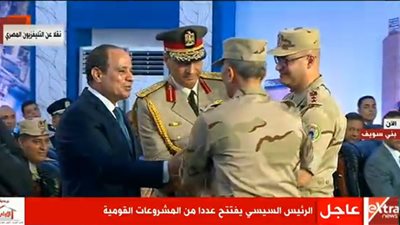 اللواء مصطفى أمين يهدي الرئيس السيسي مصحفًا أثناء افتتاح مصانع بنى سويف