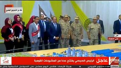 الرئيس السيسى يشاهد مجسم لـ مجمع مصانع الأسمنت والرخام ببنى سويف