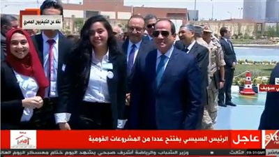 الرئيس السيسي يلبي طلب بعض الشابات ويلتقط الصور معهن 