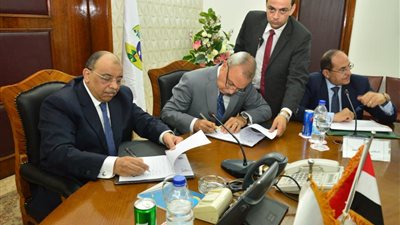 صور.. محافظ قنا: توقيع ثلاث اتفاقيات لتحسين مستوى الخدمات المقدمة للمواطنين
