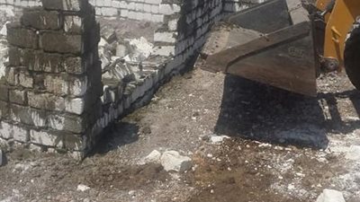 صور.. إزالة التعديات على الأراضي الزراعية بطامية في الفيوم