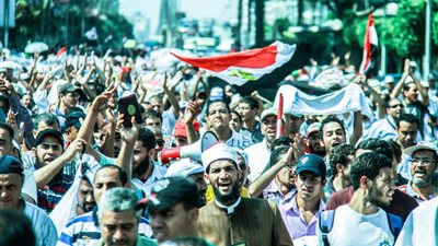 أبيض وأسود... تعرف على حال الاقتصاد المصري قبل وبعد فض اعتصام رابعة