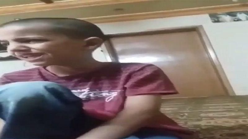 طفل يدخل في نوبة