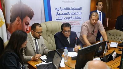صور.. خالد عبدالغفار يشهد مسابقة الاختبار المعرفي الإلكتروني لطلاب كليات الطب 