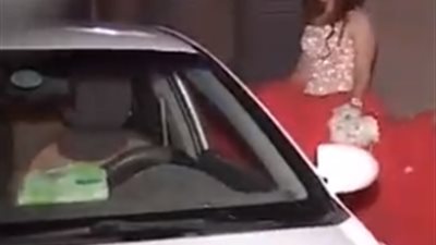 فيديو.. عروسة بميت راجل تحضر حفل زفافها دون العريس 