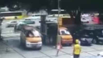فيديو.. سائق يكشف خدعة طفل والسبب صادم 