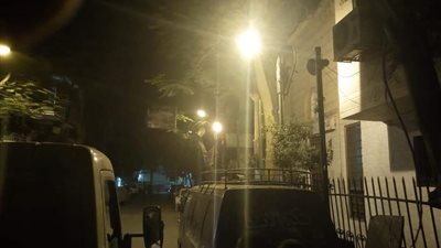 صور.. حملة مسائية لـ صيانه أعمدة الإنارة في عابدين 
