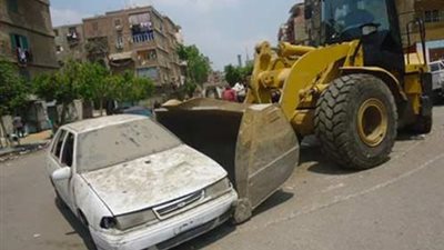 حملات مرورية بالجيزة لرفع 12 سيارة ودراجة بخارية متروكة بالشوارع