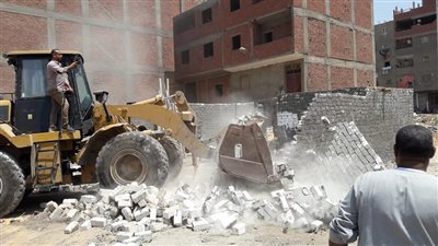 صور.. حملة لإزالة التعديات في حي المرج 