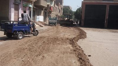 صور.. رفع 32 طن مخلفات بالقوصية وتسوية وتمهيد شوارع بطول 560 متر