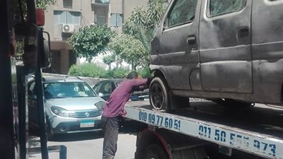 صور..  حي الأميرية يشن حملة لإزالة السيارات المتهالكة