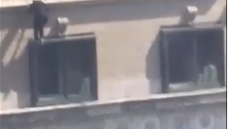 لحظة انتحار شابة