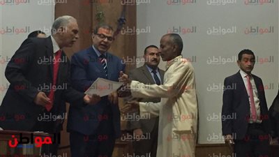 فيديو.. توزيع شهادات أمان على العمالة الغير منتظمة 
