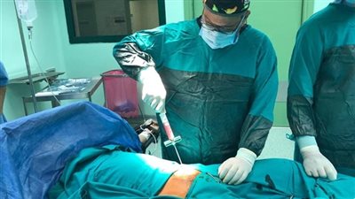 بعد فشلها فى ألمانيا وتركيا.. طبيب مصري يجري جراحة ناجحة لطالب بحريني