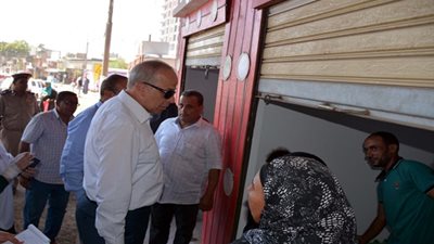 صور.. محافظ القليوبية يسلم 5 من متحدي الإعاقه باكيات تجارية بـ قليوب 