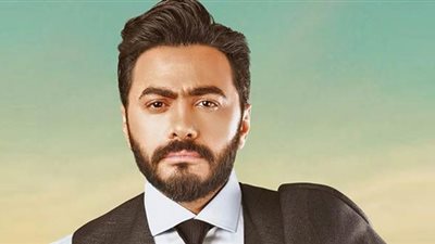 شاهد.. عروسان يفاجئان تامر حسني في حفل زفافهم