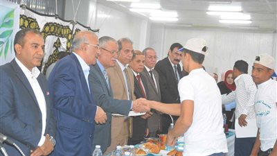 محافظ المنيا يشهد تخرج الدفعة الأولى لطلبة مدرسة العنانى الزراعية