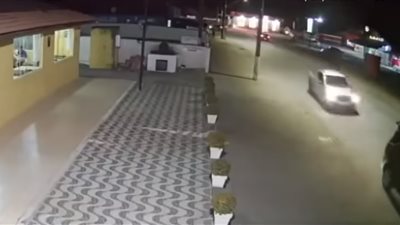 فيديو.. سائق سكران يتسبب في حادث مفزع لفتاة جميلة 