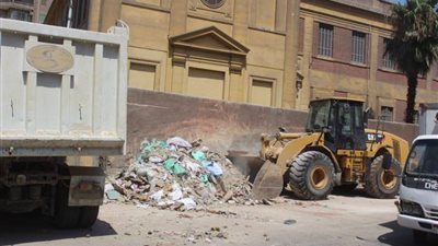صور.. رئيس حي الساحل يوجه برفع مخلفات الردش بجوار سور السالزيان