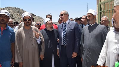 محافظ البحر الأحمر يؤكد بتوفير المياه والكهرباء والخدمات الطبية بالشيخ الشاذلي