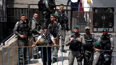 قوات الاحتلال تغلق بوابات الأقصى .. وسقوط أول شهيد في تظاهرات اليوم