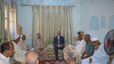 صور.. محافظ البحر الأحمر يقدم واجب العزاء في وفاة والد رئيس قطاع شبكات كهرباء 