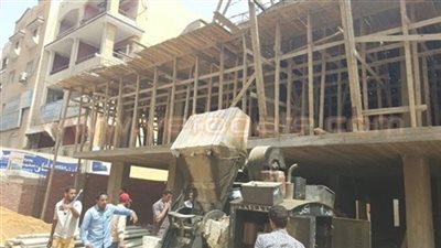 صور.. إيقاف بناء مخالف في أحد شوارع حي الجمرك بـ الإسكندرية