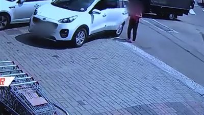 فيديو| رجل مجنون يدهس زوجته ويقتحم متجرا.. والسبب !