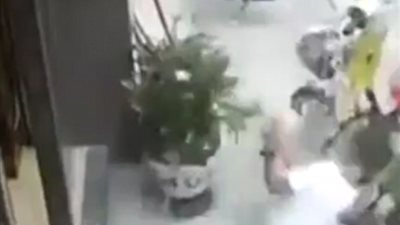 بالصور.. سقوط باب زجاجي على رأس طفلين