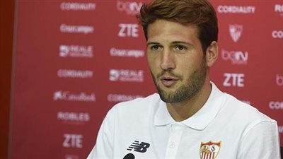 فاسكيز مهاجم إشبيلية يصف مباراة إياب كأس السوبر الإسباني بـ