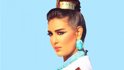 شاهد.. ياسمين صبري بإطلالة رشيقة من داخل 
