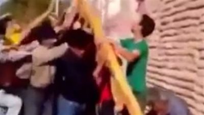 بالفيديو.. لحظة صعق الكهرباء مجموعة رجال تجمعوا لرفع عمود كهربائي